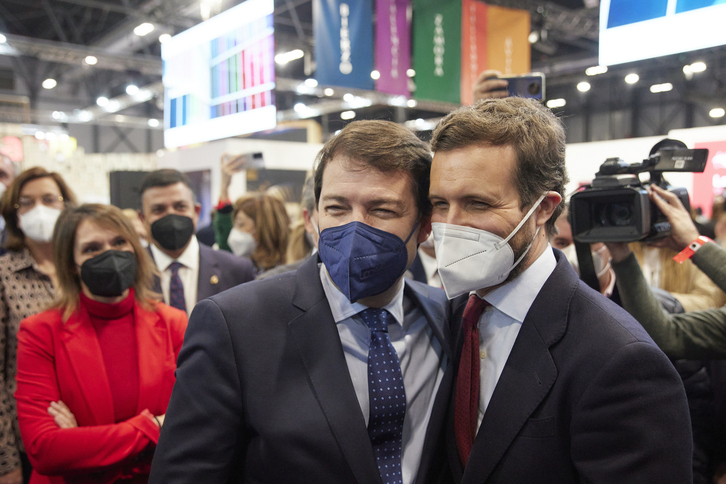 Alfonso Fernández Mañueco, candidato a la reelección, con el líder del PP, Pablo Casado, en la última Fitur.