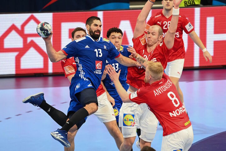 El francés Nikola Karabatic se eleva ante la defensa de Dinamarca.