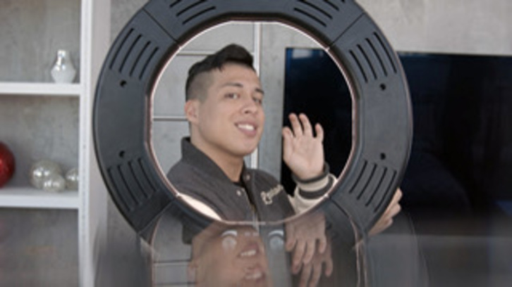 ‘TikTok, Boom’ es un ejercicio de mímesis con el objeto de estudio, sobre todo en lo referente a convertir el poder adictivo de las redes sociales, en puro vicio narrativo.