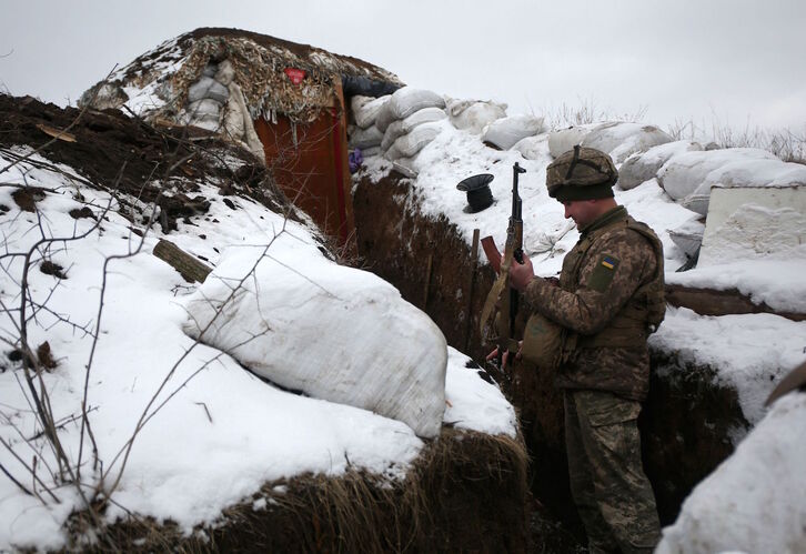 Un soldado ucraniano en una trinchera cerca de la aldea de Zolote, en Lugansk. 