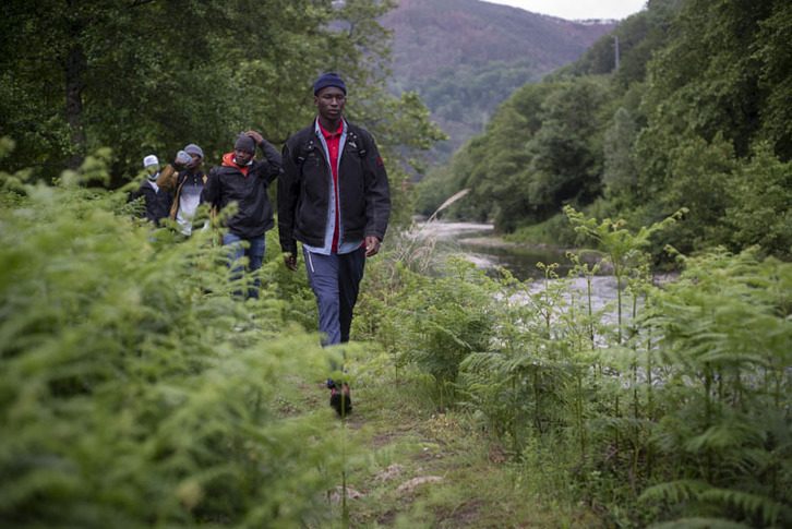 Ibrahima, Oumar, Aden eta Abdoulaye Bidasoa ibaiaren bazterretik oinez.