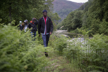 Ibrahima, Oumar, Aden eta Abdoulaye Bidasoa ibaiaren bazterretik oinez.