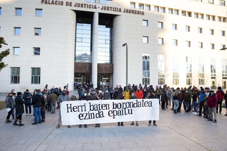 Concentración ante la Audiencia de Nafarroa en apoyo a los seis opositores al proyecto de Aroztegia llamados a declarar.