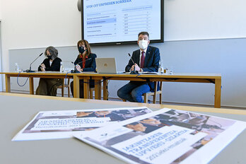 Ezkerretik eskuinera: Inmaculada Arostegui, Ikerketaren arloko errektoreordea, Eva Ferreira errektorea, eta Guillermo Quindós, Zientzia eta Gizarte Garapenaren eta Transferentziaren arloko errektoreordea. 