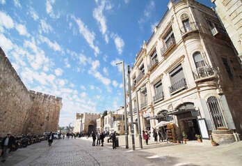 El hotel New Imperial, junto a la puerta de Jaffa y las murallas de la Ciudad Vieja de Jerusalén.