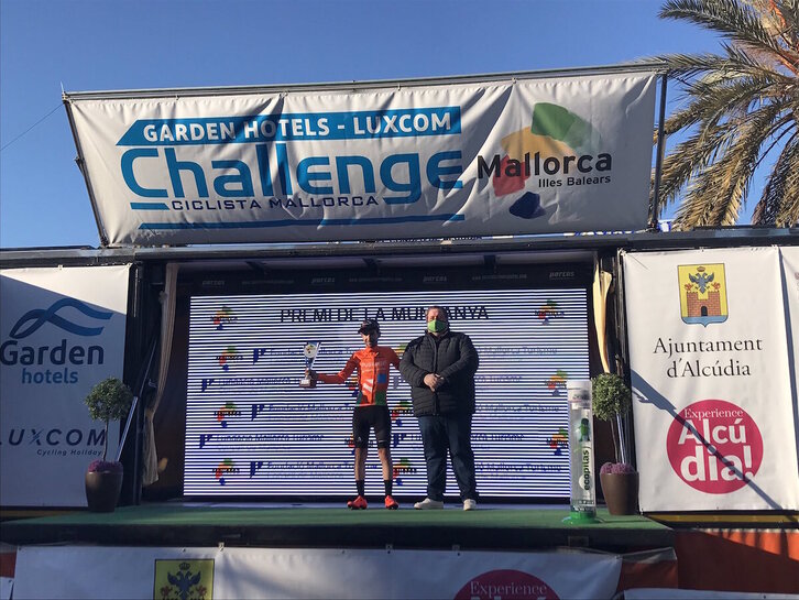Mikel Bizkarra ha subido al podio como ganador de la montaña y de la combatividad. 