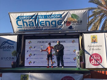 Mikel Bizkarra ha subido al podio como ganador de la montaña y de la combatividad. 