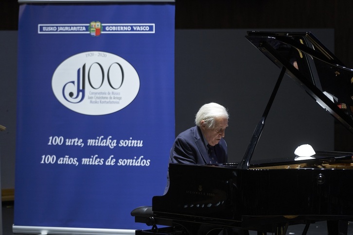 El maestro Achúcarro ha ofrecido un recital de piano durante los actos de celebración del centenario del Conservatorio bilbaíno.