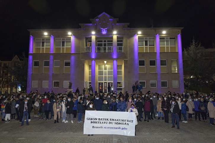 Concentración celebrada esta tarde en Sopela para denunciar la agresión a una empleada doméstica. 