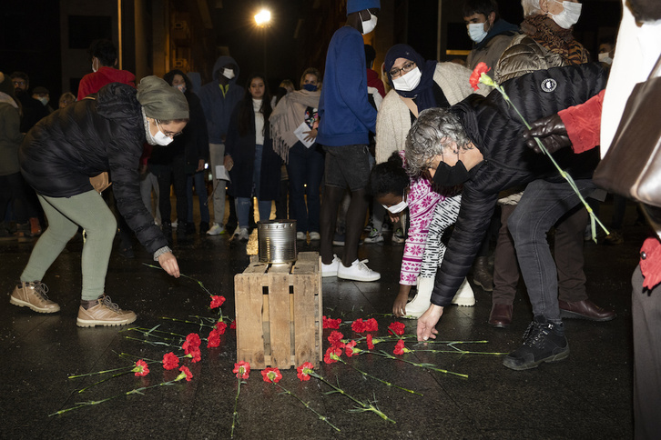 En el acto han depositado claveles para recordar al joven Mohamed El-Bachir.
