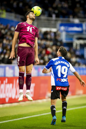 Iván Martín encima a Merino en el derbi de Mendizorrotza.