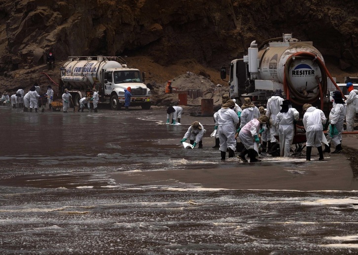 Trabajos de limpieza en la zona de Callao por el vertido de petróleo de una refinería de Repsol.
