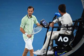 Medvedev charla con el juez de pista en un momento de su semifinal en Australia.