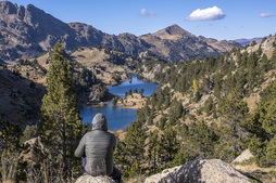 Un senderista contemplando el lago.