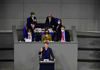 El ministro de Salud alemán, Karl Lauterbach, inició el debate sobre la vacunación obligatoria en el Bundestag.