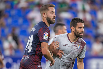Venancio y Pulido durante el partido del Alcoraz, que levantó el telón de la temporada. 
