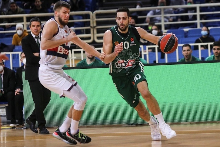 Papapetrou supera a Giedraitis en penetración.