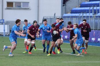 Aitzol King se escapa con el balón en un partido amistoso con Irlanda sub-20. 