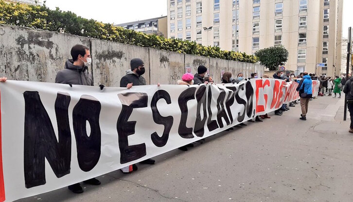 La cadena humana en defensa de urgencias en Santiago.