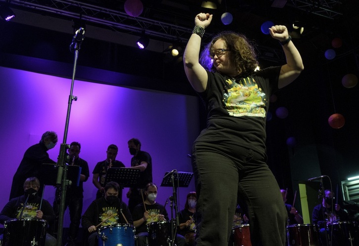 Motxila 21 taldeko kideak, dena ematen Biteriko oholtzan.