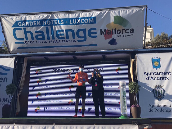 Xabier Isasa ha subido al podio como ganador de la montaña y de las metas volantes.