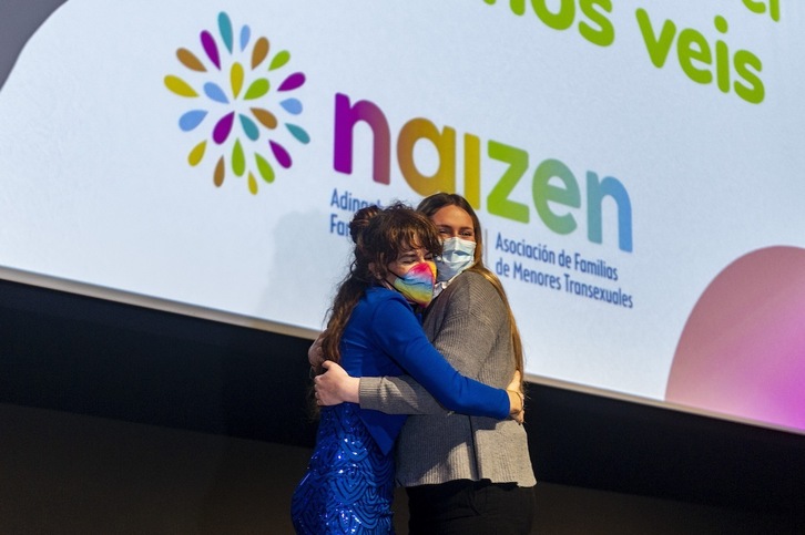 Aitzole Araneta Naizenen aitorpena jaso ondoko besarkadan pozik, Gasteizen egindako ekitaldian.