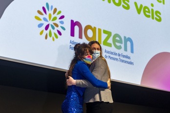 Aitzole Araneta Naizenen aitorpena jaso ondoko besarkadan pozik, Gasteizen egindako ekitaldian.