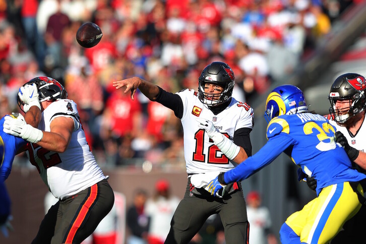 Tom Brady lanza en su último partido como profesional, el pasado 23 de enero contra Los Angeles Rams. 