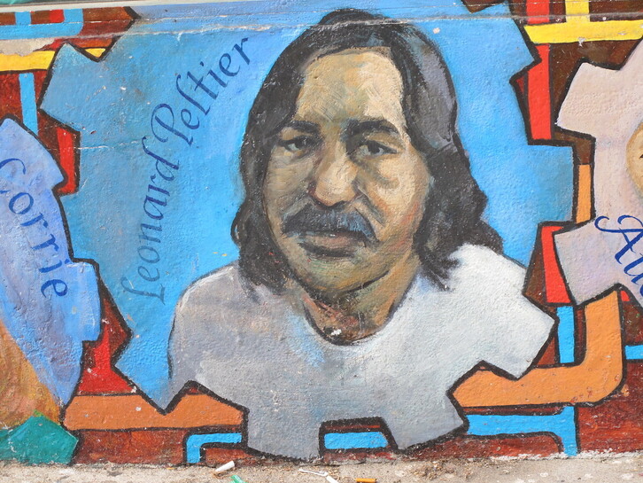 Mural con la imagen de Leonald Peltier.