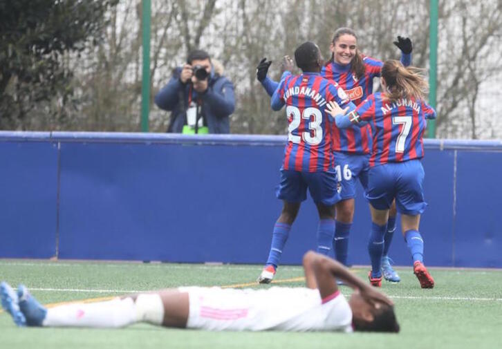 La debutante Carmen celebra su primer gol como azulgrana con Kundananji y Arene.