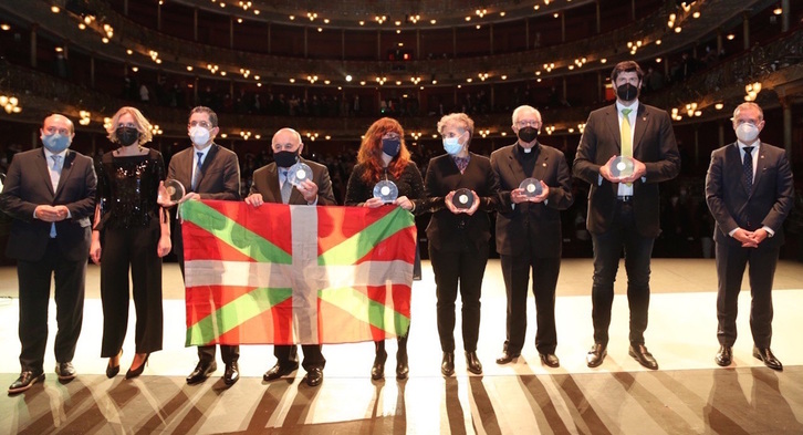 Los premiados, con representantes políticos e institucionales del PNV, en el Arriaga de Bilbo.