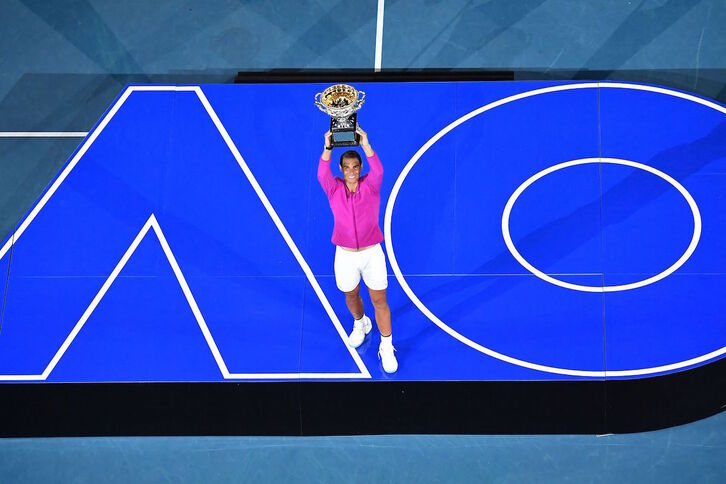 Rafa Nadal posa con su vigesimoprimer Grand Slam en Australia.