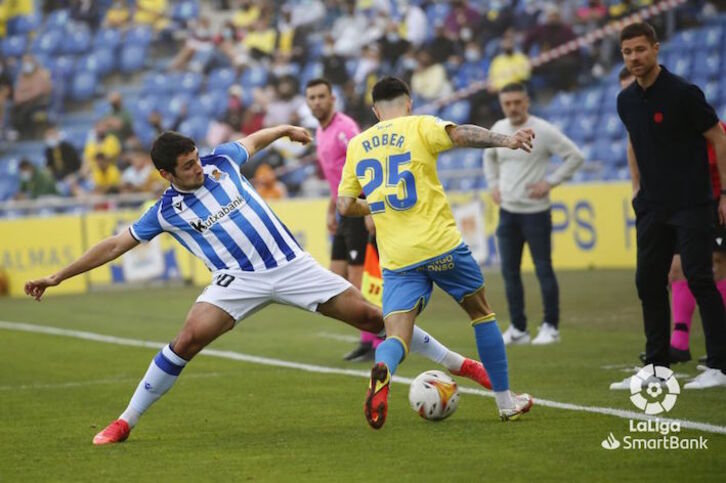 Ander Martín intenta cortar el avance de Rober. 