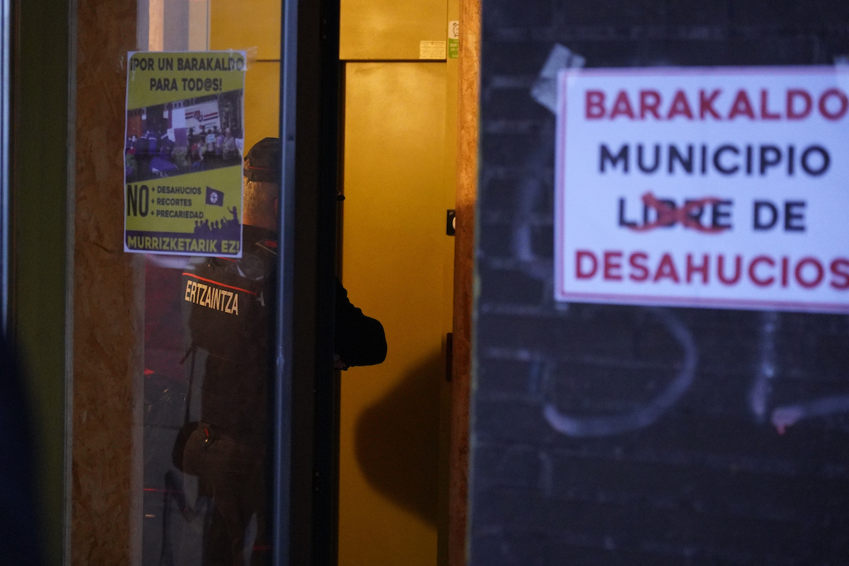 Desahucio de una mujer víctima de la violencia machista en Barakaldo. (Aritz LOIOLA/FOKU) Desahucio de una mujer víctima de la violencia machista en Barakaldo. (Aritz LOIOLA/FOKU)