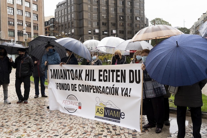 Una movilización de la Asociación de Víctimas del Amianto de Euskadi (Asviamie) en Bilbo.