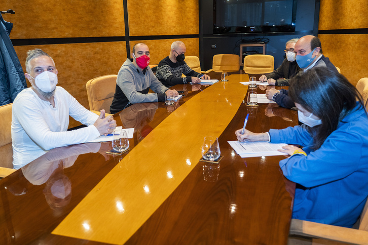 Una representación de la mayoría sindical vasca se ha reunido este lunes con una delegación del PNV en Sabin Etxea.