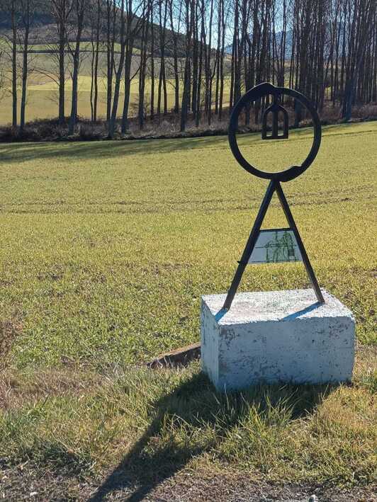 El monolito en homenaje a Juan Bozal Uriz ha vuelto a sufrir un nuevo ataque. 