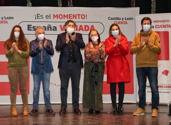 Candidatos de la España Vaciada en un mitin en Ampudia, Palencia.