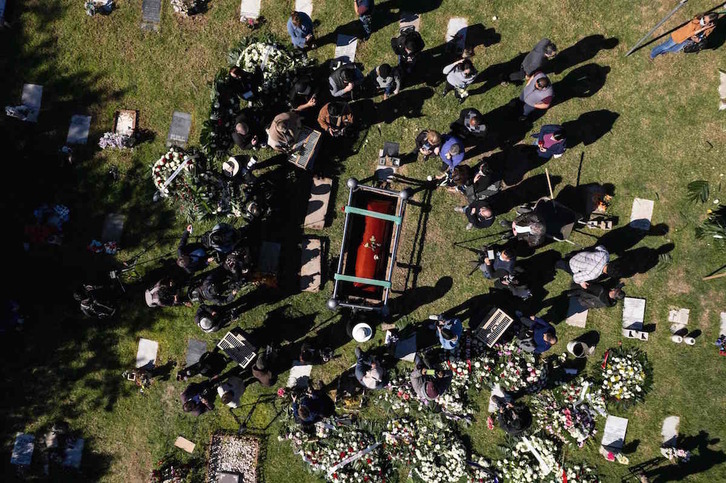 Vista aérea del entierro de la periodista Lourdes Maldonado, periodista muerta en Tijuana en enero.