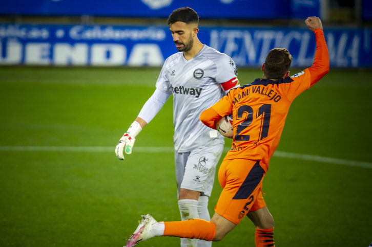 Manu Vallejo Alavesen aurkako gol bat ospatzen 2020-2021. denboraldian. 