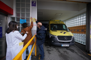 Gasteizen dagoen Santiago Ospitaleko langileek salatu dute Osasun Sailaren erabakia. 