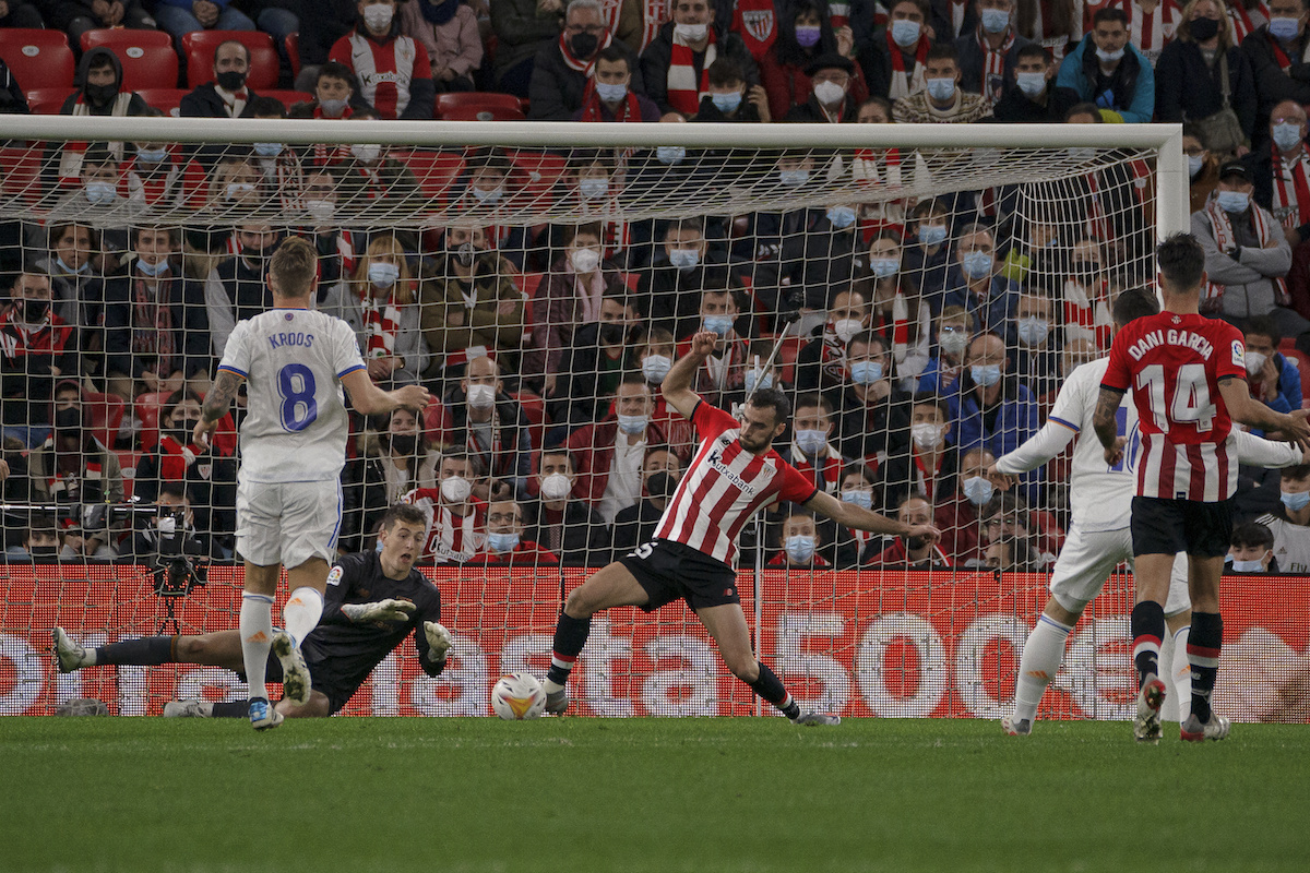 Lekue salvando un gol. Lekue salvando un gol.