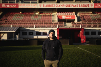 Jean-Baptiste Aldigé, presidente del Biarritz Olympique, en el césped de Aguilera. 