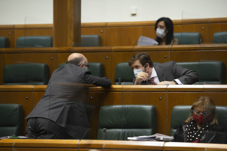 Carmelo Barrio conversa con Luis Gordillo en el Parlamento, ambos firman la propuesta.