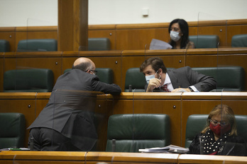 Carmelo Barrio conversa con Luis Gordillo en el Parlamento, ambos firman la propuesta.