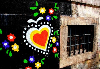 Kolorea eta bizia espetxe baten atarian. 