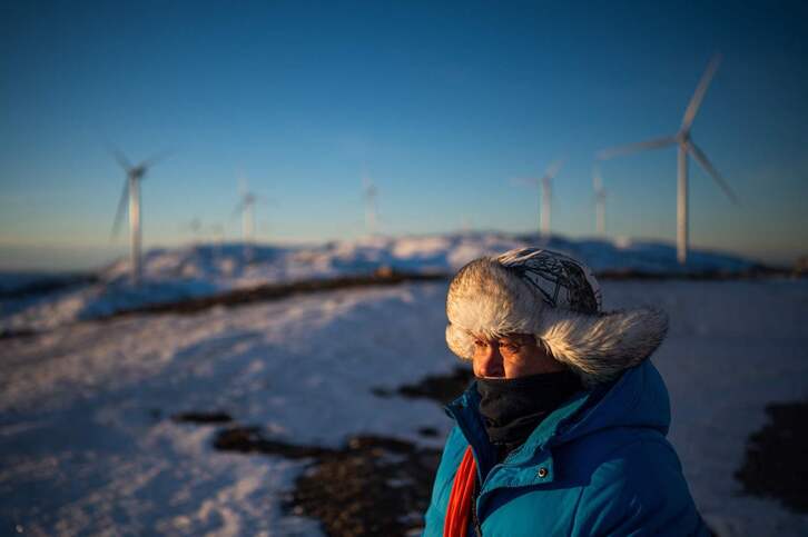 El pastor de renos John Kristian Jama mira hacia las turbinas eólicas de Storheia.