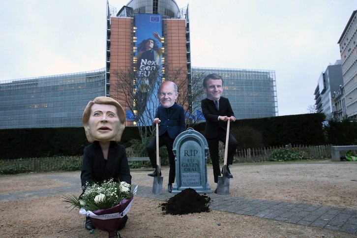 Scholz kantzelari alemaniarra, Macron presidente frantsesa eta Von der Leyen EBren agintaria, hilobiratzean.