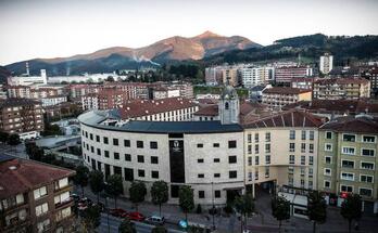 Imagen del centro de Laudio, con la Casa Consistorial al frente.