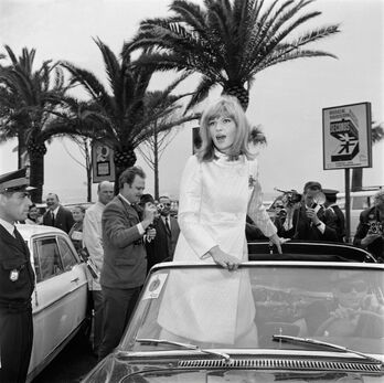 Monica Vitti, 1966an, Canneseko zinema jaialdira iristen.